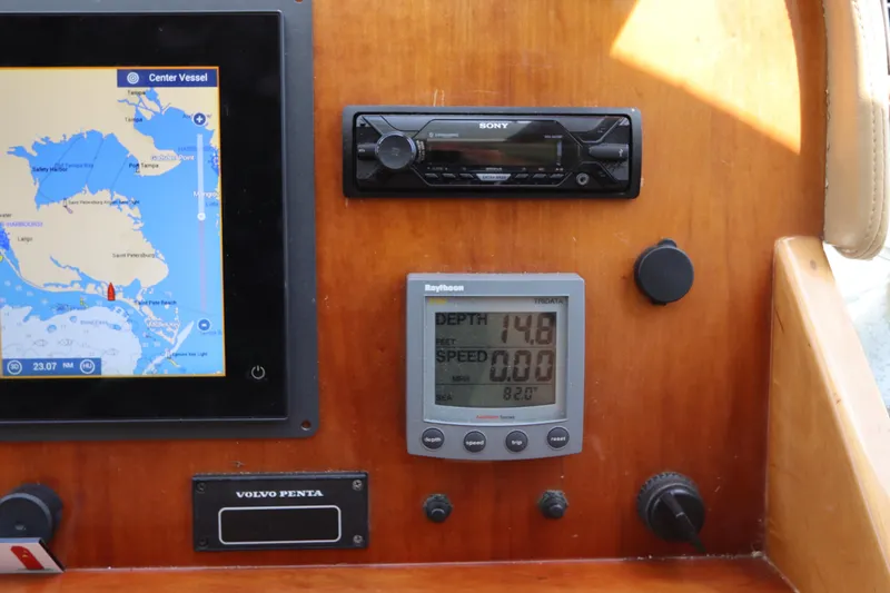 Slide: The Image of Control panel of 2001 Navigator 4800 CLASSIC with navigation and depth display. - 39