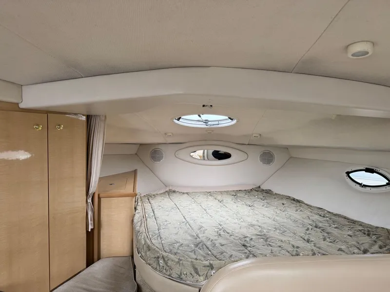 Slide: The Image of Maxum 3300 - Forward Cabin - 6