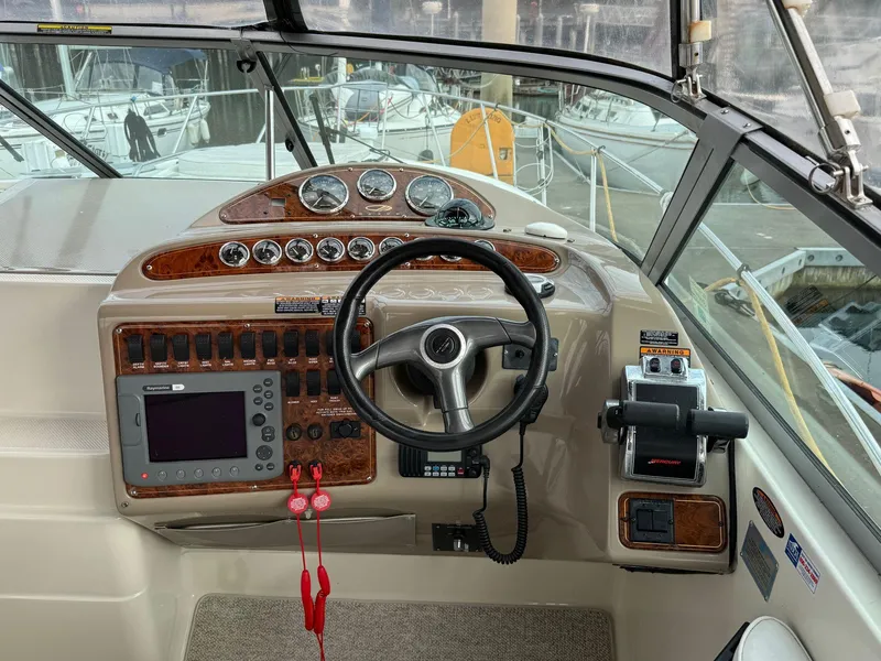 Slide: The Image of Maxum 3300 - Helm - 9