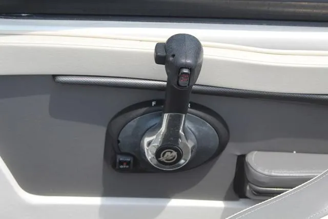 Slide: The Image of Sea Ray 220 Sundeck 2013 - 15