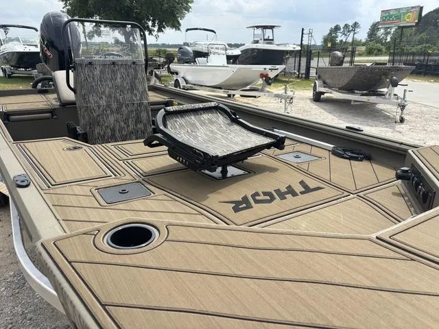 Slide: The Image of Thor LH1900CC W/ SEASTAR STEERING 2025 - 11