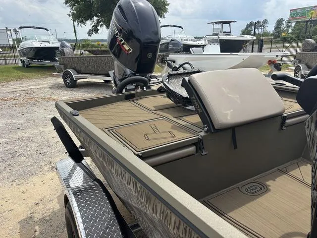 Slide: The Image of Thor LH1900CC W/ SEASTAR STEERING 2025 - 13