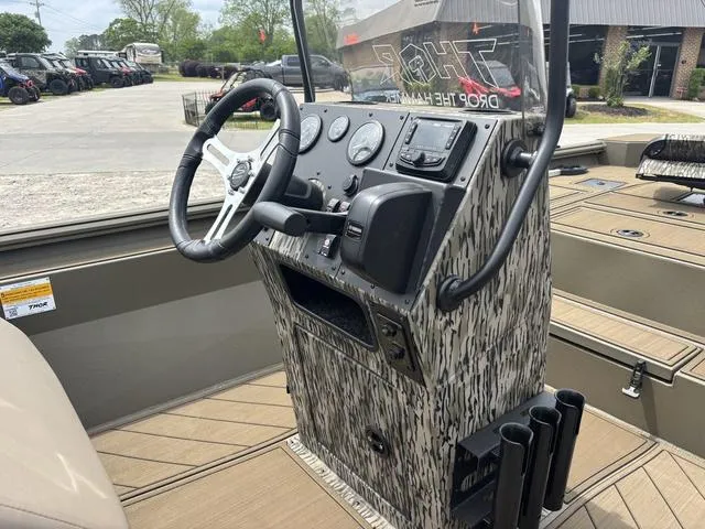 Slide: The Image of Thor LH1900CC W/ SEASTAR STEERING 2025 - 15