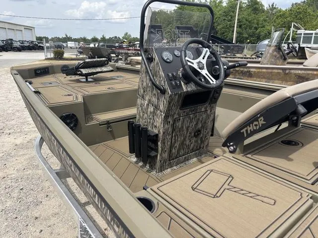 Slide: The Image of Thor LH1900CC W/ SEASTAR STEERING 2025 - 21