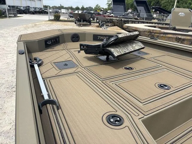 Slide: The Image of Thor LH1900CC W/ SEASTAR STEERING 2025 - 24