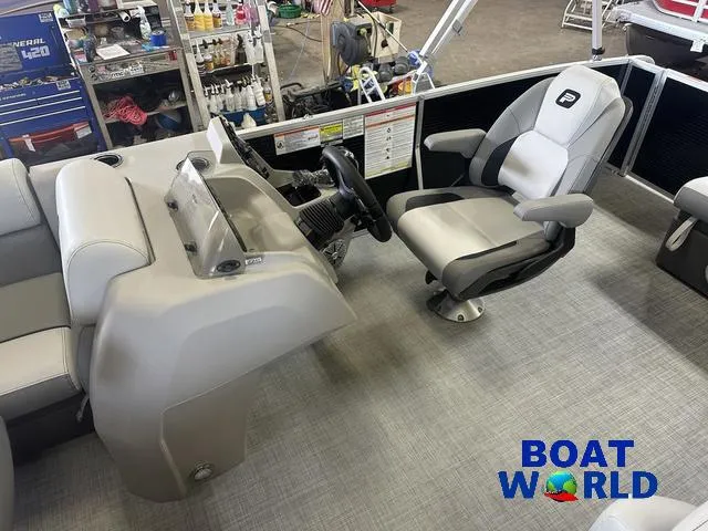 Slide: The Image of Princecraft Vectra 21 RL Lounge Swingback & Mercury 4-Stroke E 2025 - 11