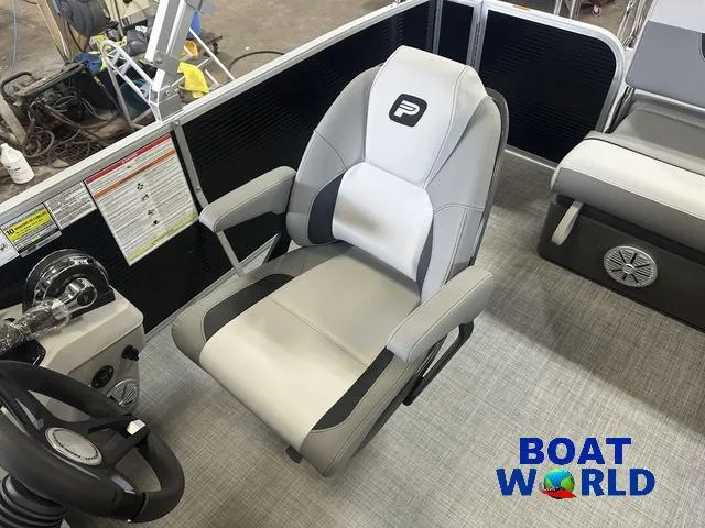 Slide: The Image of Princecraft Vectra 21 RL Lounge Swingback & Mercury 4-Stroke E 2025 - 12