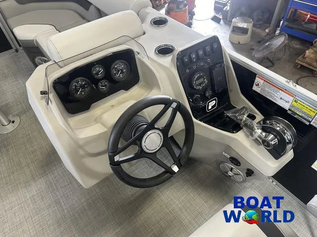 Slide: The Image of Princecraft Vectra 21 RL Lounge Swingback & Mercury 4-Stroke E 2025 - 13