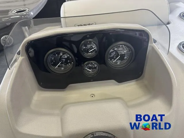 Slide: The Image of Princecraft Vectra 21 RL Lounge Swingback & Mercury 4-Stroke E 2025 - 14