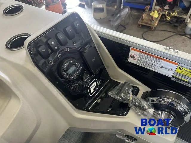 Slide: The Image of Princecraft Vectra 21 RL Lounge Swingback & Mercury 4-Stroke E 2025 - 15