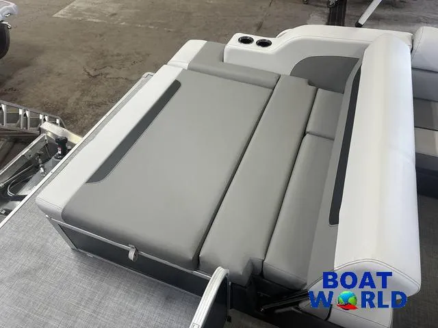 Slide: The Image of Princecraft Vectra 21 RL Lounge Swingback & Mercury 4-Stroke E 2025 - 18