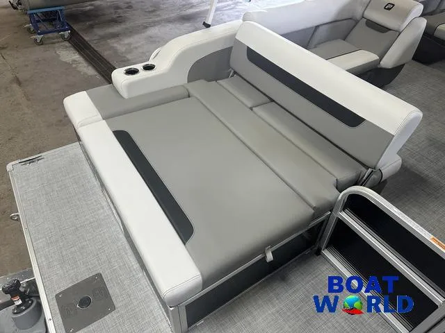 Slide: The Image of Princecraft Vectra 21 RL Lounge Swingback & Mercury 4-Stroke E 2025 - 19