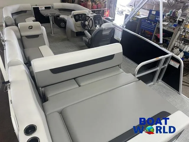 Slide: The Image of Princecraft Vectra 21 RL Lounge Swingback & Mercury 4-Stroke E 2025 - 20