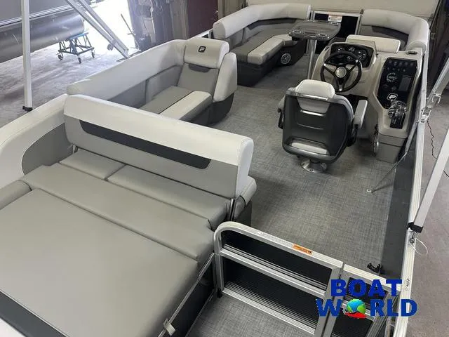 Slide: The Image of Princecraft Vectra 21 RL Lounge Swingback & Mercury 4-Stroke E 2025 - 21