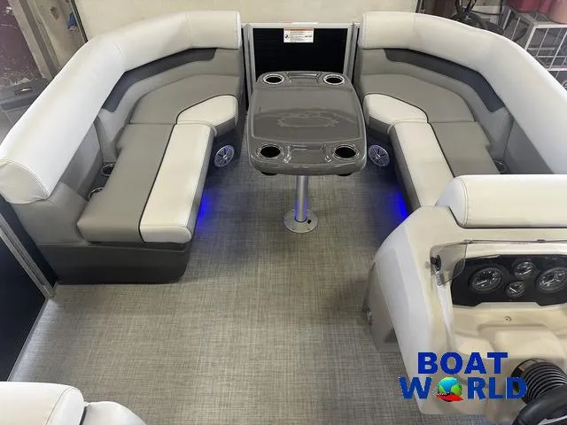 Slide: The Image of Princecraft Vectra 21 RL Lounge Swingback & Mercury 4-Stroke E 2025 - 22