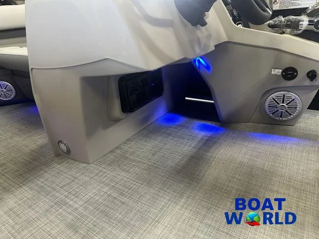 Slide: The Image of Princecraft Vectra 21 RL Lounge Swingback & Mercury 4-Stroke E 2025 - 23