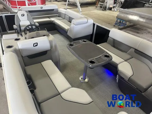 Slide: The Image of Princecraft Vectra 21 RL Lounge Swingback & Mercury 4-Stroke E 2025 - 28