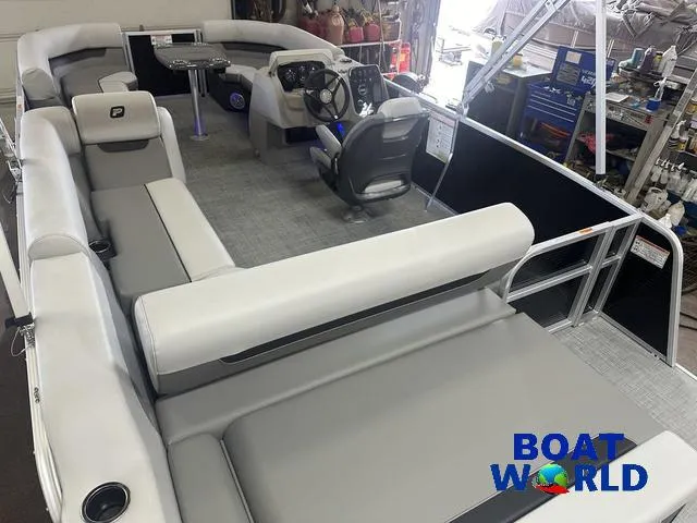 Slide: The Image of Princecraft Vectra 21 RL Lounge Swingback & Mercury 4-Stroke E 2025 - 29