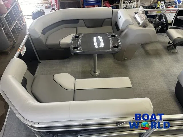 Slide: The Image of Princecraft Vectra 21 RL Lounge Swingback & Mercury 4-Stroke E 2025 - 3