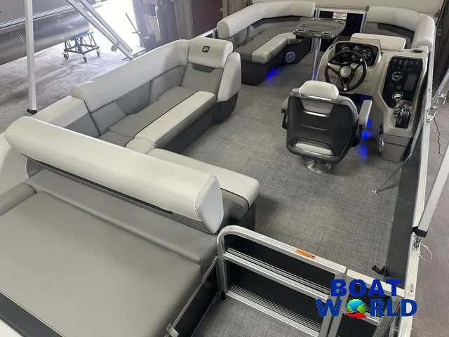 Slide: The Image of Princecraft Vectra 21 RL Lounge Swingback & Mercury 4-Stroke E 2025 - 30