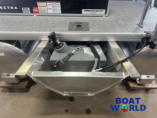 Slide: The Image of Princecraft Vectra 21 RL Lounge Swingback & Mercury 4-Stroke E 2025 - 35