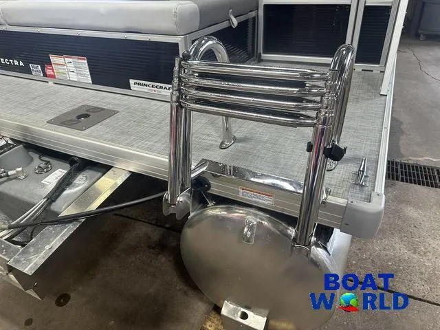 Slide: The Image of Princecraft Vectra 21 RL Lounge Swingback & Mercury 4-Stroke E 2025 - 36