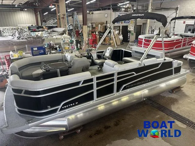 Slide: The Image of Princecraft Vectra 21 RL Lounge Swingback & Mercury 4-Stroke E 2025 - 39