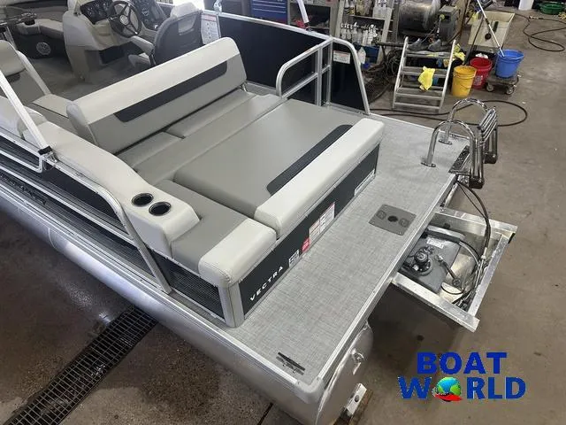 Slide: The Image of Princecraft Vectra 21 RL Lounge Swingback & Mercury 4-Stroke E 2025 - 5