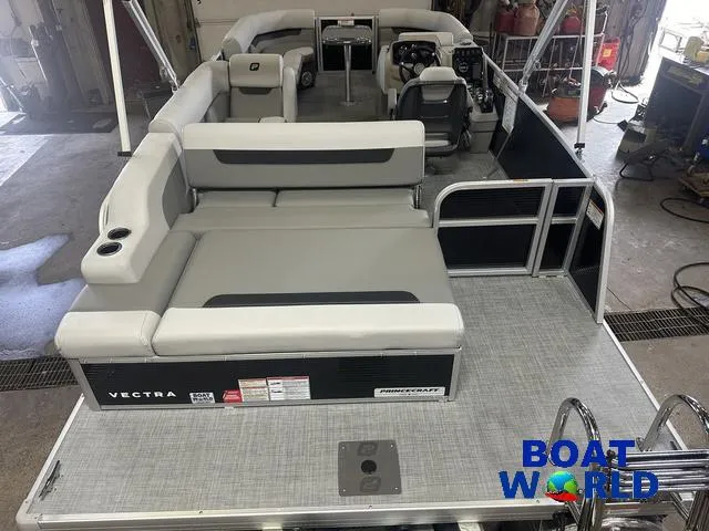 Slide: The Image of Princecraft Vectra 21 RL Lounge Swingback & Mercury 4-Stroke E 2025 - 6