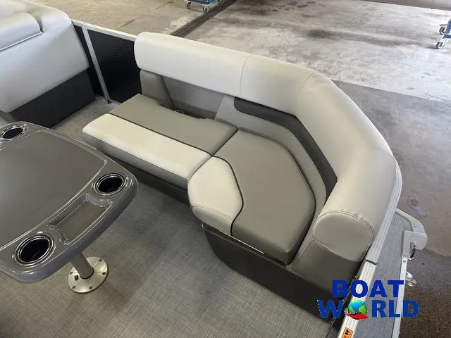 Slide: The Image of Princecraft Vectra 21 RL Lounge Swingback & Mercury 4-Stroke E 2025 - 9