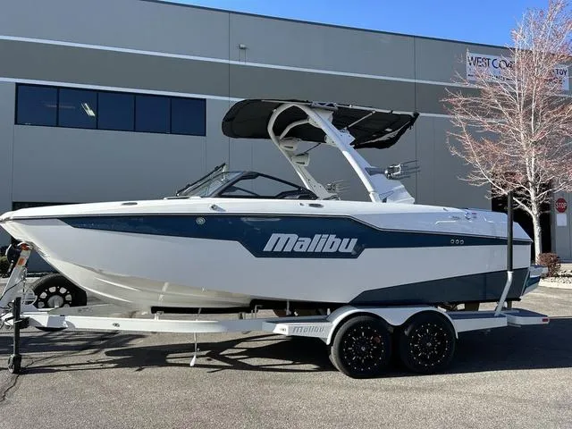 Slide: The Image of Malibu M220 2024 - 1