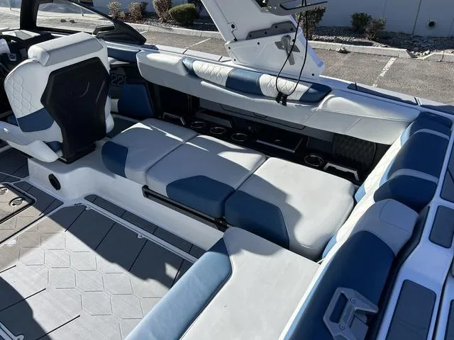 Slide: The Image of Malibu M220 2024 - 12