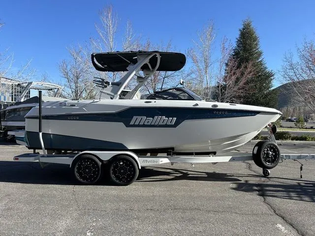 Slide: The Image of Malibu M220 2024 - 4