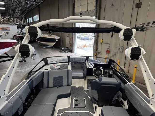 Slide: The Image of Malibu Wakesetter 23 LSV 2025 - 11