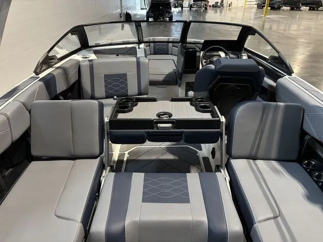 Slide: The Image of Malibu Wakesetter 23 LSV 2025 - 15