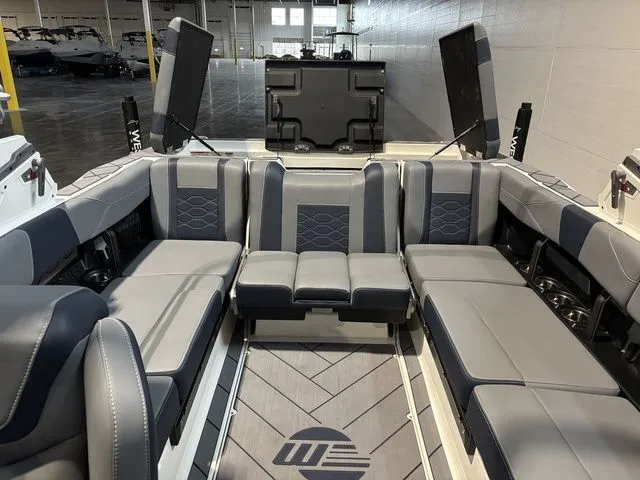 Slide: The Image of Malibu Wakesetter 23 LSV 2025 - 16