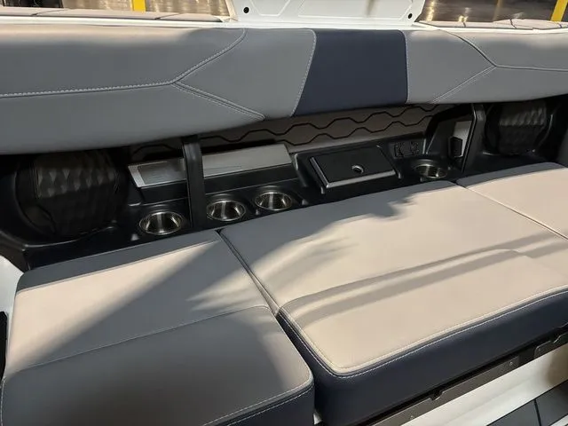 Slide: The Image of Malibu Wakesetter 23 LSV 2025 - 18