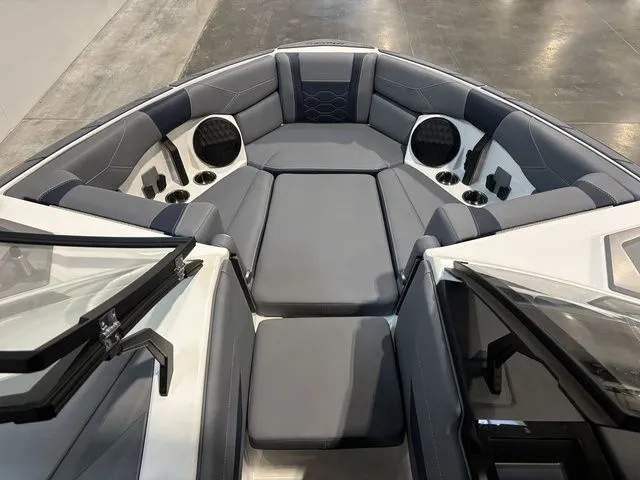 Slide: The Image of Malibu Wakesetter 23 LSV 2025 - 24
