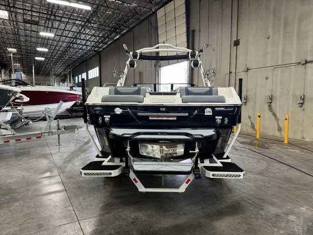 Slide: The Image of Malibu Wakesetter 23 LSV 2025 - 5