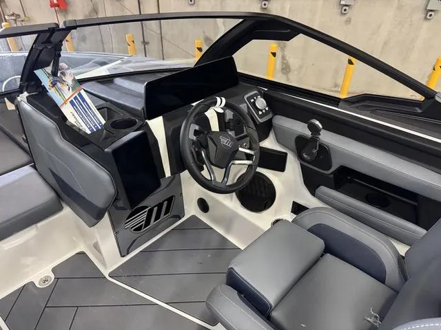 Slide: The Image of Malibu Wakesetter 23 LSV 2025 - 8