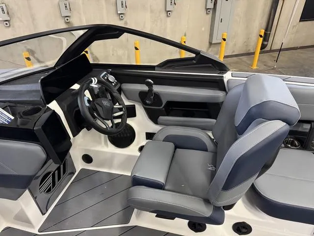 Slide: The Image of Malibu Wakesetter 23 LSV 2025 - 9