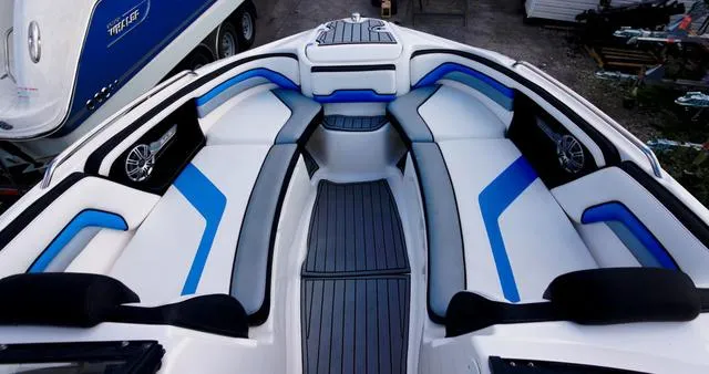 Slide: The Image of Yamaha 242X E-Series 2016 - 10