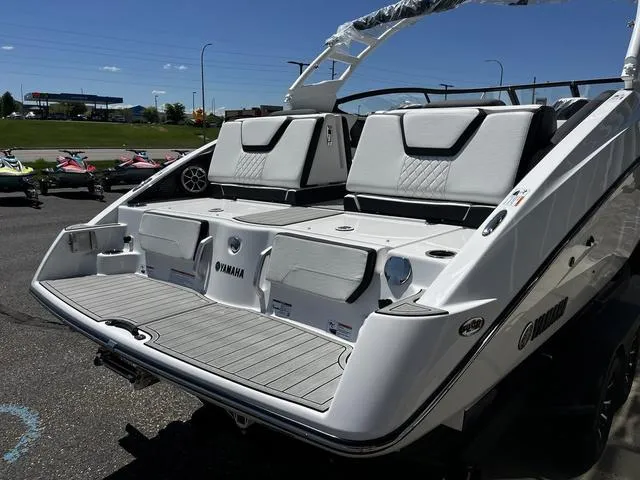 Slide: The Image of Yamaha 252S 2025 - 10