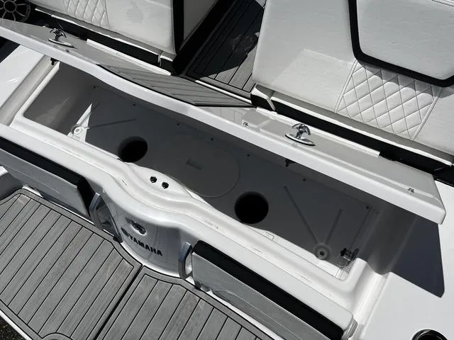 Slide: The Image of Yamaha 252S 2025 - 15