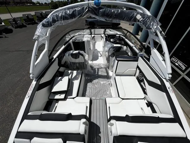 Slide: The Image of Yamaha 252S 2025 - 16