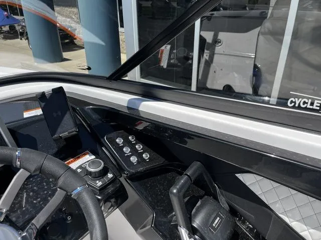 Slide: The Image of Yamaha 252S 2025 - 24