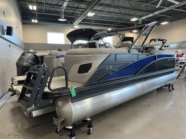 Slide: The Image of Bennington 24LX SPS Sport Arch Tri-Toon Pontoon 2023 - 11