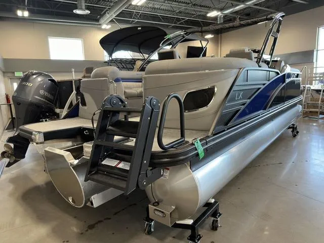 Slide: The Image of Bennington 24LX SPS Sport Arch Tri-Toon Pontoon 2023 - 12