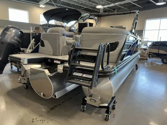 Slide: The Image of Bennington 24LX SPS Sport Arch Tri-Toon Pontoon 2023 - 13