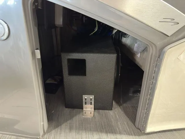 Slide: The Image of Bennington 24LX SPS Sport Arch Tri-Toon Pontoon 2023 - 27